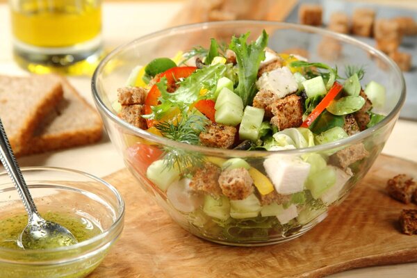 Salada simples em taça sobre bancada